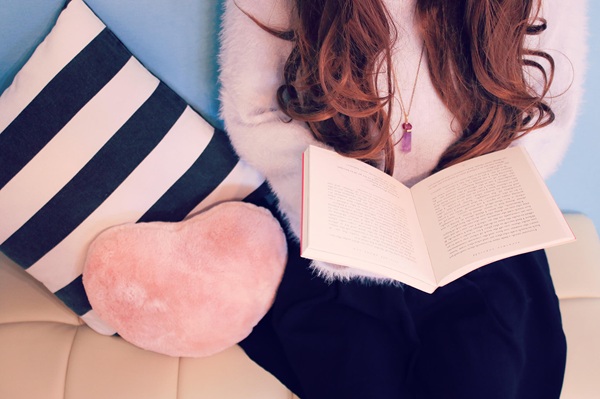 本を読む女性