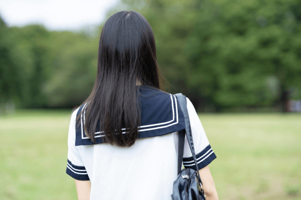 女子高生の後ろ姿