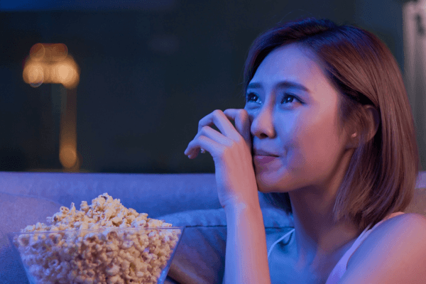 映画を見て泣く女性